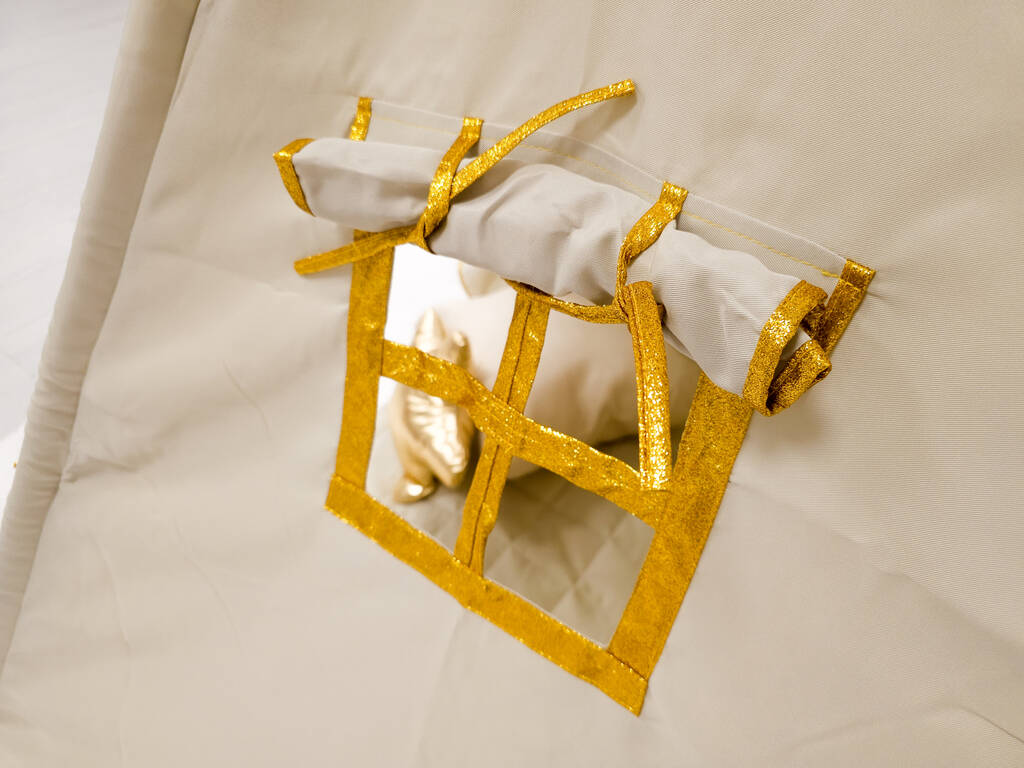 Maison Tipi beige et or avec tapis et coussins